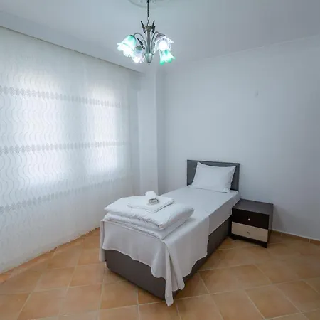 Sahile Yakin Havuzlu 6+2 Kisilik * Φετιγιέ