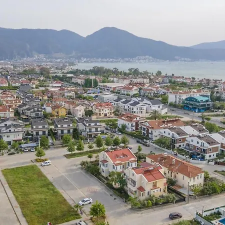 Sahile Yakin Havuzlu 6+2 Kisilik Φετιγιέ