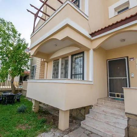 Sahile Yakin Havuzlu 6+2 Kisilik Βίλα